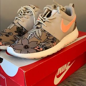 Nike women’s roshe print sz 8